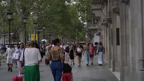 Escena-De-Gente-Paseando-Por-La-Calle-Peatonal-De-Barcelona,-España.