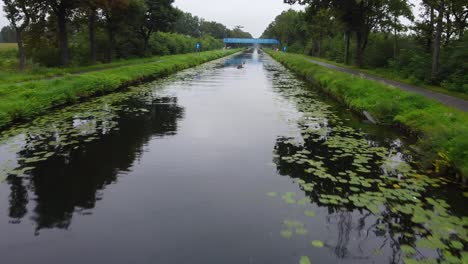 Kayakkers-peddling-in-the-Beverlo-Canal-towards-the-bridge