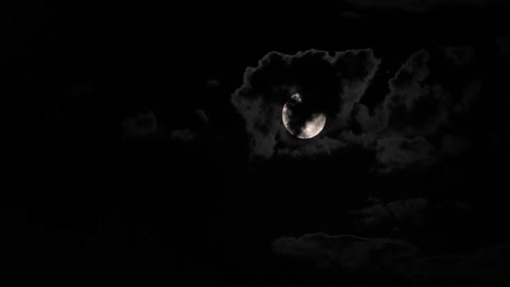 Luna-Llena-Dentro-De-Las-Nubes-Durante-La-Noche