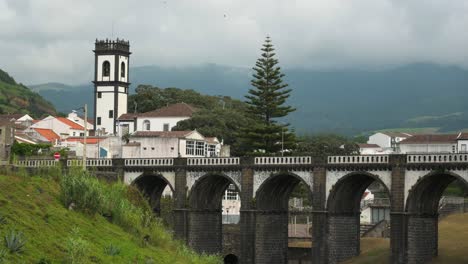 Gemeinde,-Hauptplatz-Von-Ribeira-Grande-Und-Die-Brücke-Ponte-Dos-Oito-Arcos,-Insel-Sao-Miguel,-Azoren,-Portugal---Juli
