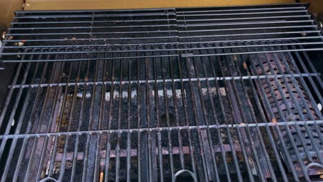 Hand-opens-an-empty-grill.-24fps