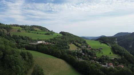 Niederösterreichischer-Schwarzwald-Nahe-Dem-Semmering,-Gefilmt-Mit-Drohne-Von-Oben-In-4k-An-Einem-Sommertag