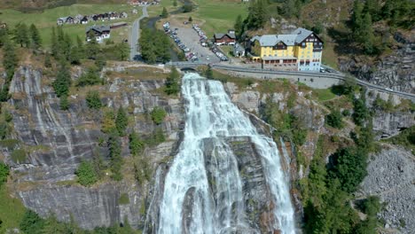 Beeindruckende-Cascata-Del-Toce-Wasserfälle,-Die-Steile-Klippen-Hinabstürzen