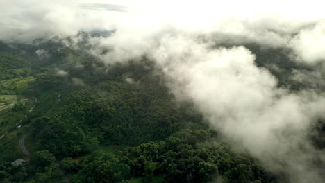 Un-Impresionante-Paisaje-Aéreo-De-Una-Exuberante-Montaña-Verde-De-Selva-Tropical