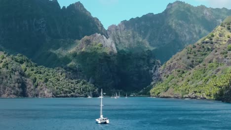 Katamaran-Segelboot-Fuhr-In-Richtung-Der-Bucht-Der-Jungfrauen,-Der-Insel-Fatu-Hiva,-Marquesas,-Französisch-Polynesien-Im-Südpazifik