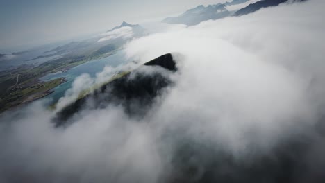 Filmische-Fpv-drohnenaufnahme,-Stabilisiert-Von-Den-Lofoten,-Die-Auf-Einen-Wolkenbedeckten-Gipfel-In-Norwegen-Zufliegen