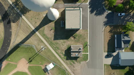 Luftaufnahme-Von-Oben-Nach-Unten-Auf-Den-Wasserturm-Und-Die-Aufbereitungsanlage-In-Einer-Ländlichen-Stadt-In-Nordamerika