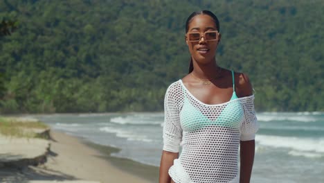 Bikini-Mädchen,-Das-An-Einem-Weißen-Sandstrand-Auf-Einer-Tropischen-Karibikinsel-Spaziert