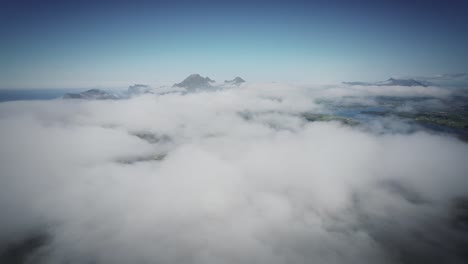 Toma-Cinematográfica-De-Drones-FPV-Estabilizada-Desde-Lofoten-Volando-Sobre-Las-Nubes-Con-Montañas-A-La-Vista.
