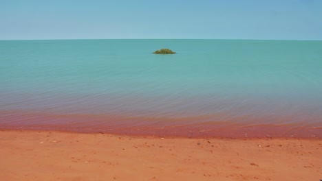 Red-Sand-Beach-With-Contrasting-Turqoise-Blue-Water-In-Broome,-Australia