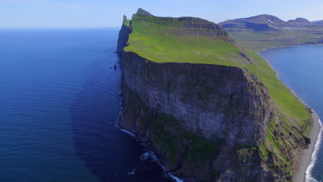 Drone-Flying-over-The-Cliffs-of-Hornstradir,-Iceland-,-a-remote-arctic-wilderness-area-with-a-dramatic-landscape