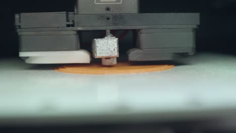 Impresora-3D-Creando-Capas-Sobre-Un-Objeto-Naranja