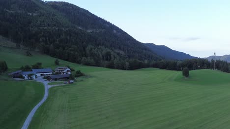 Niederösterreichischer-Schwarzwald-Nahe-Dem-Semmering,-Gefilmt-Mit-Drohne-Von-Oben-In-4k-An-Einem-Sommertag