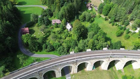 Semmeringbahn,-Weltkulturerbe-Der-Unesco-In-Österreich,-Gefilmt-Von-Oben-Mit-Einer-Drohne-In-4K,-Umgeben-Von-Wald