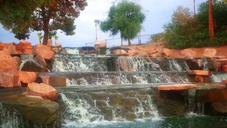 Sommerwasserfall-In-Den-Vororten-Von-Las-Vegas