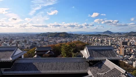 Blick-Von-Den-Burgtürmen-Auf-Den-Hof-Und-Die-Dächer-Der-Burg-Matsuyama,-Shikoku,-Ehime,-Japan