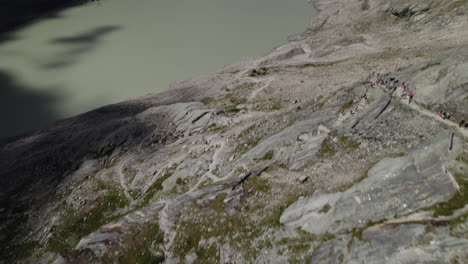 Drohnenaufnahme-Zeigt-Alpenseewasser-Aus-Dem-Schmelzenden-Pasterze-Gletscher-Am-Fuße-Des-Großglockners-In-Den-österreichischen-Alpen,-Wanderweg-Zum-Pasterze-Gletscher