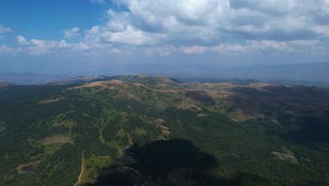 Gebirgskette-Mit-Endlosem-Kiefernwald-An-Einem-Bewölkten-Tag,-Luftaufnahme-Des-Großen-Naturparks-In-Voskopoja,-Albanien