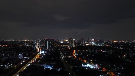 Nightlapse-De-La-Ciudad-De-Bangkok-Con-El-Horizonte-Y-Las-Luces,-Coches,-Trenes,-Vídeo-De-4k