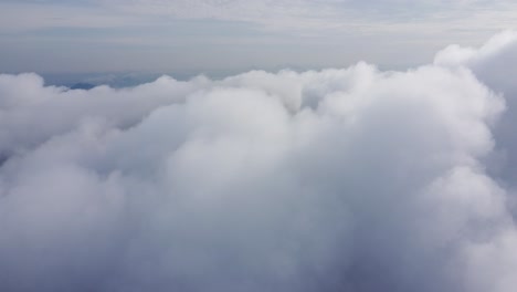Nubes-Blancas-Y-Esponjosas-Flotando-Suavemente-En-El-Cielo