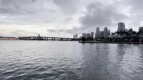 Panoramablick-Auf-Die-Skyline-Der-Innenstadt-Von-Miami-Vom-Bayfront-Park-Während-Der-Hurrikansaison