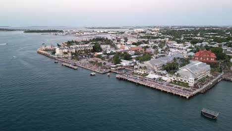 Luftaufnahme-Des-Urlaubsziels-Key-West-Islands,-Florida,-Bei-Sonnenuntergang