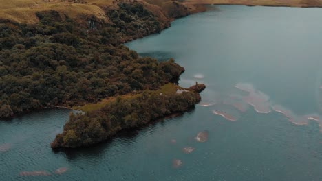 Luftaufnahme-Eines-Sees,-Atillo-Lagune-In-Ecuador
