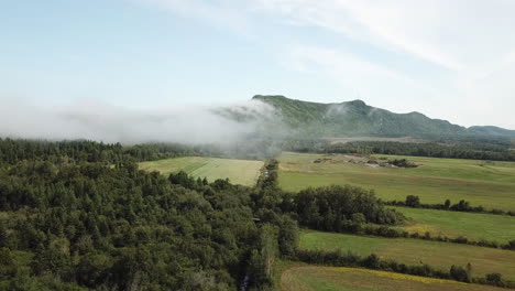 Nubes-Que-Desbordan-Una-Montaña-En-La-Cresta-Del-Río-St-Laurence-En-Gaspesie-Quebec-Canadá