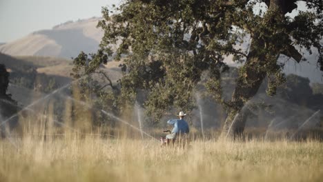 Rancher-Reitet-Durch-Sein-Feld-Und-Repariert-Kaputte-Sprinklerrohre