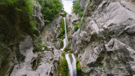Steigende-Antenne-Entlang-Des-Wasserfalls-An-Felsigen-Klippen-Am-Fluss-Cetina,-Kroatien