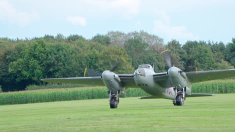 Video-Des-Berühmten-Mosquito-Flugzeugs-Und-Des-Lincoln-Bombers-Aus-Dem-Zweiten-Weltkrieg,-Die-Gemeinsam-Auf-Einem-Luftwaffenstützpunkt-Der-Britischen-Luftwaffe-In-Lincolnshire-Unterwegs-Sind