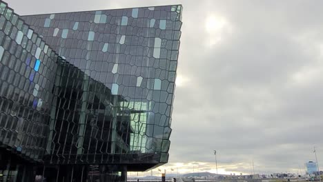 Modernes-Harpa-Gebäude-Reykjavik-Island