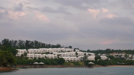Villa-Am-Meer-Bei-Sonnenuntergang,-Die-Eine-Ruhige-Und-Luxuriöse-Atmosphäre-Bietet