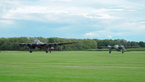 Vídeo-Del-Famoso-Avión-Mosquito-De-La-Segunda-Guerra-Mundial-Y-El-Bombardero-Lincoln-Rodando-Juntos-En-Una-Base-De-La-Fuerza-Aérea-De-La-RAF-En-Lincolnshire,-Reino-Unido