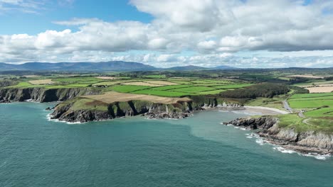 Drohnenküste-Irlands-Panorama-Der-Waterford-Copper-Coast-Und-Der-Comeragh-Bergkette-Als-Hintergrund