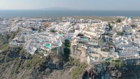 Bewundern-Sie-Luxusvillen,-Jede-Mit-Privaten-Infinity-Pools-Und-Blick-Auf-Die-Pracht-Des-Mittelmeers-Auf-Santorini