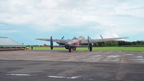 Video-Des-Berühmten-Lincoln-Bomberflugzeugs-Aus-Dem-Zweiten-Weltkrieg,-Das-Auf-Einem-Luftwaffenstützpunkt-Der-Britischen-Luftwaffe-In-Lincolnshire-Entlangfliegt