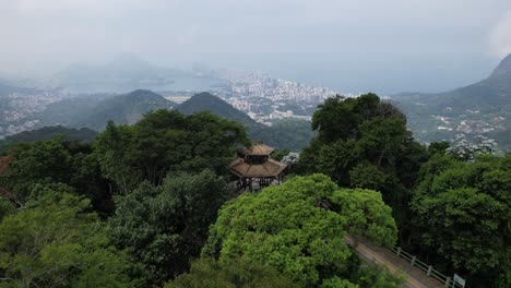Wunderschöne-Luftaufnahme-Des-Regenwaldes-Und-Der-Grünen-Stadtlandschaft-In-Rio-De-Janeiro,-Brasilien---Chinesische-Ansicht