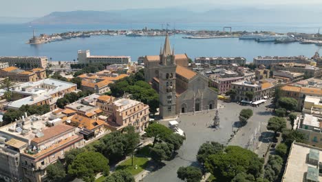 Piazza-Del-Duomo-In-Messina,-Sizilien,-Italien-–-Filmische-Einspielung