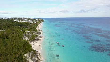 Orilla-De-Agua-Azul-En-Bermudas-En-Un-Día-Soleado