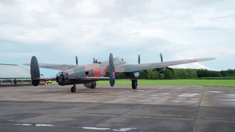 Vídeo-Del-Famoso-Avión-Bombardero-Lincoln-De-La-Segunda-Guerra-Mundial-Gravando-Una-Base-De-La-Fuerza-Aérea-De-La-RAF-En-Lincolnshire,-Reino-Unido