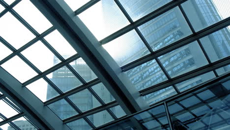 Transparentes-Dach-Und-Metalldeckenbalken-Mit-Sonnenschein-Durch-Die-Gläser