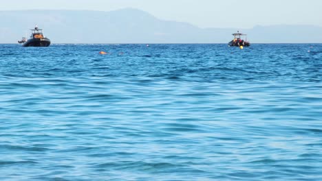 Motorboote-Schwimmen-Und-Segeln-In-Der-Nähe-Der-Küste-Des-Mittelmeers,-Spaß-Und-Freizeitsport,-Wasseraktivitäten-Im-Sommerurlaub