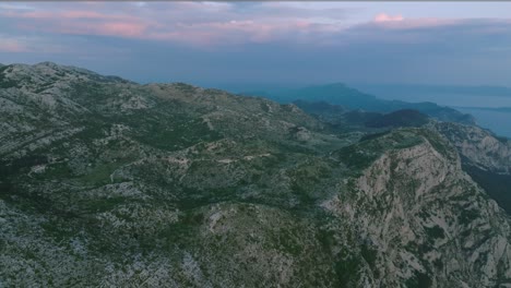 Amplia-Antena-Delantera-De-Las-Montañas-De-Biokovo-En-Croacia-Nublada-Al-Atardecer