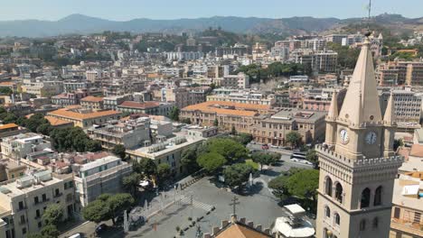 Schöne-Aussicht-Auf-Das-Stadtbild-Von-Messina,-Italien---Drohnenaufnahme