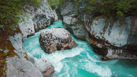 Gebirgsfluss-Soča-Im-Nationalpark-Triglav-Slowenien,-Alpen,-Waldbäume,-Natur