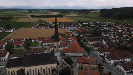 Bayerisches-Dorf-Palling-In-Der-Nähe-Von-Chiemsee-Und-Traunstein-Mit-Katholischer-Kirche-Mit-Friedhof-Und-Turm