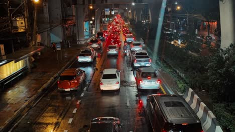 Nachtzeitraffer-Hauptverkehrszeit-In-Bangkok,-Thailand-Mit-Vielen-Vorbeifahrenden-Autos