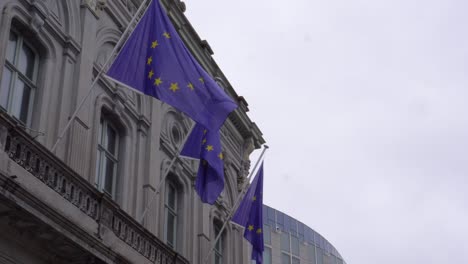 Reihe-Europäischer-Flaggen,-Die-Auf-Einem-Gebäude-In-Brüssel-Wehen