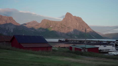 Conduciendo-Cerca-Del-Pueblo-De-Flakstad-Con-El-Lago-De-Montaña-Selfjorden-En-Senja,-Noruega